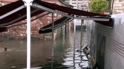 yuzme -  Tarihi Ahi Çelebi Camii sular altında kaldı, küçük çocuk yüzerek eğlendi Videosu