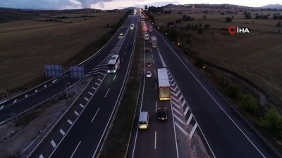 hafta sonu tatili -  Karadeniz bağlantı yolunda trafik yoğunluğu havadan görüntülendi Videosu