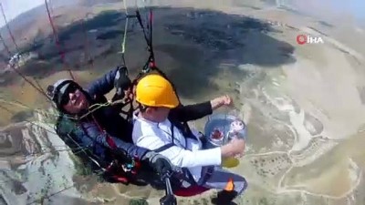 devlet memurlari -  Paraşütle atladı, havada çay doldurdu  Videosu