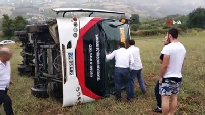  Samsun'da yağış sonrası kayganlaşan yolda halk otobüsü tarlaya yuvarlandı: 4 yaralı 