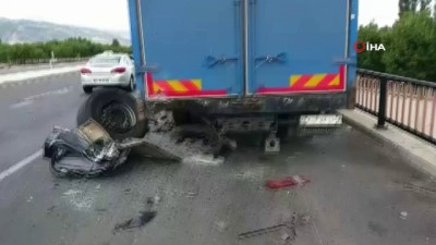 karahisar -  Yol kenarındaki kamyona arkadan çarpan otomobil hurdaya döndü: 1 ölü, 3 yaralı  Videosu