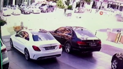 hatali sollama -  Kadıköy'de lüks cipin motosikletliye çarpıp kaldırıma çıktığı anlar kamerada  Videosu