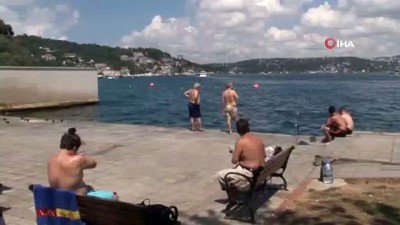  Sıcaktan bunalan vatandaşlar Beşiktaş'ta denize girdi