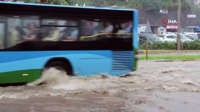  Trabzon’da şiddetli yağış sonrası yollar göle döndü 