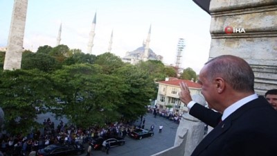  Cumhurbaşkanı Erdoğan, Sultanahmet’te vatandaşlar buluştu