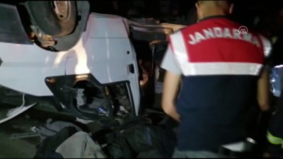 Düzensiz göçmenleri taşıyan minibüs devrildi: 43 yaralı - VAN