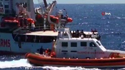yardim gemisi -  - Günlerdir Akdeniz’de bekleyen sığınmacılar son çare denize atladı Videosu