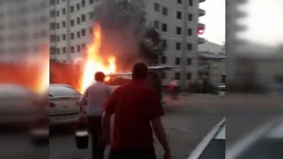 insaat alani -  Park halindeki araç alev alev yandı  Videosu