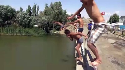  Sıcaktan bunalan çocuklar nehirde doyasıya eğlendi 