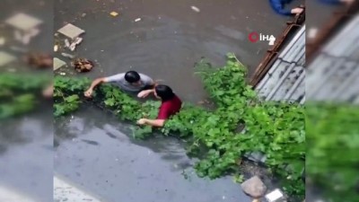 siddetli yagis -  Ataşehir’de su baskını olan evde can pazarı  Videosu