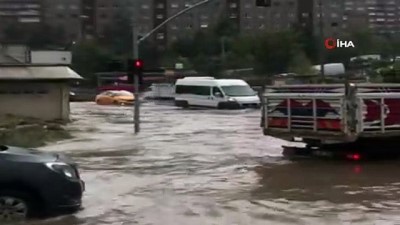 mahsur kaldi -  Bir anda bastıran yağmurda araçlar güçlükle ilerleyebildi  Videosu