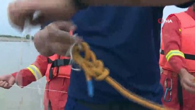 yardim cagrisi -  - Çin'de Nehirde Mahsur Kalanlar Drone Yardımıyla Kurtarıldı  Videosu
