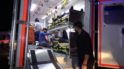 Düzensiz göçmenleri taşıyan minibüs devrildi: 43 yaralı (2) - VAN 