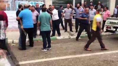 park kavgasi -  Esnafın sopalı park kavgası.... Kavga eden esnaf sivil polisi karşı taraf zannederek yaraladı  Videosu