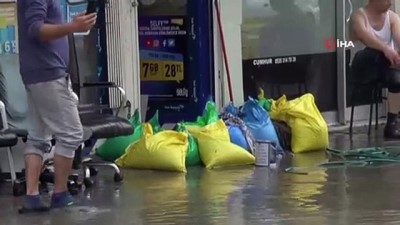 ilginc goruntu -  Fikirtepe’de su basan dükkandan çıkan vatandaşlara esnaftan ilginç çözüm  Videosu