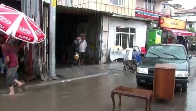  İçerenköy’de şiddetli yağış nedeniyle yollar göle döndü dükkanları su bastı 