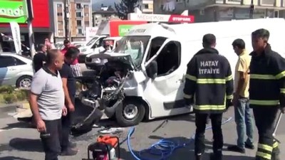 oglan - İskenderun'da trafik kazası: 2 yaralı - HATAY Videosu