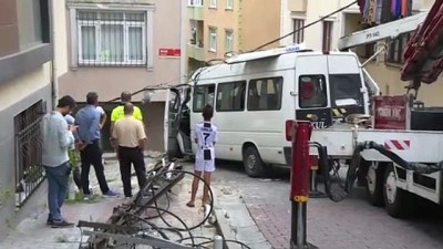 Kağıthane'de minibüs duvara çarptı: 1 yaralı - İSTANBUL 