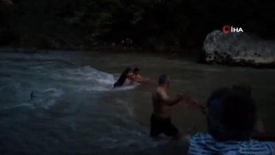 mahsur kaldi -  Nehrin kıyısında mahsur kalan aile itfaiye ekiplerince kurtarıldı  Videosu