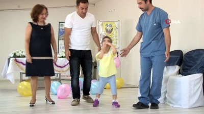  Türkiye'de sadece 60 kişide bulunan 'Kedi Miyavlaması' hastası minik Zeynep yürümeye başladı 