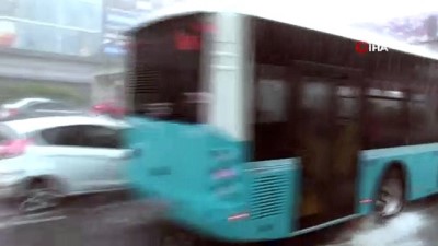  Yoğun yağış E-5 'i adeta göle çevirdi 