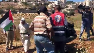 İsrail askerleri Filistinli genci yaka paça gözaltına aldı - RAMALLAH 