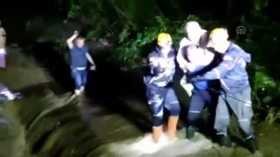 Köprü'de mahsur kalan 7 kişilik aile kurtarıldı - ZONGULDAK 