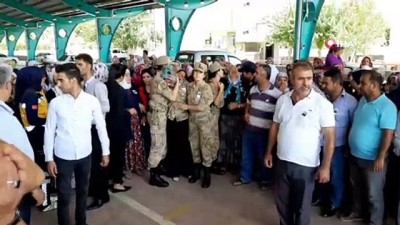 cenaze -  Şehidin eşi Şehit Yanık'ı üniforma ile karşıladı  Videosu