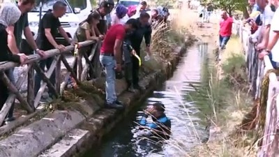 korkuluk - Su kanalına düşen altın bileklik ve telefonu AFAD ekipleri buldu - ERZİNCAN Videosu
