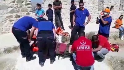  Van Kalesi'nde mahsur kalan vatandaş böyle kurtarıldı