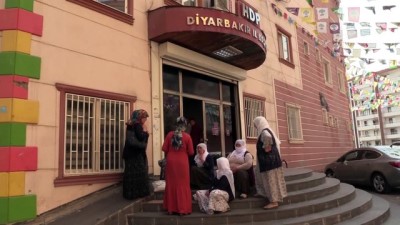 oturma eylemi - Dağa kaçırıldığı iddia edilen gencin nişanlısından yalanlama - DİYARBAKIR  Videosu