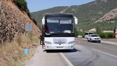 yolcu otobusu - Denizli'de seyir halindeki yolcu otobüsünün motoru yandı  Videosu