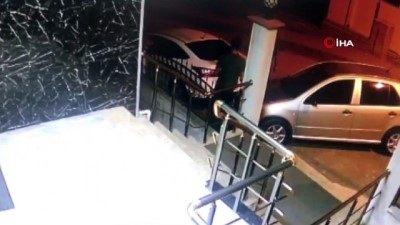  Evi soyup, kapıdaki otomobili çalan hırsızlar kameraya yakalandı 