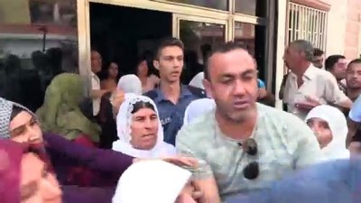 HDP'liler oğlu için oturma eylemi yapan anneye saldırdı - DİYARBAKIR 