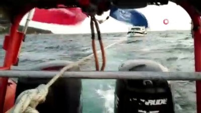 gezi teknesi -  Heybeliada açıklarında arızalanan gezi teknesi kurtarma ekiplerince kurtarıldı. İçinde 4 kişi olan tekne halat bağlanıp karaya götürüldü. Videosu