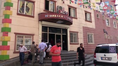 oturma eylemi - Oğlu için HDP İl Başkanlığı önünde oturma eylemi yapan anne - DİYARBAKIR  Videosu