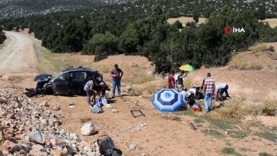 golgeli -  Yoldan çıkan otomobil şarampole devrildi: 3 yaralı  Videosu