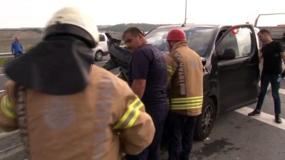 uche -  Havalimanına yolcu taşıyan araç bariyerlere çarptı: 3 turist yaralandı  Videosu
