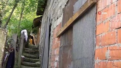  Harabeye dönen evde yaşayan 12 kişilik aile yardım bekliyor 