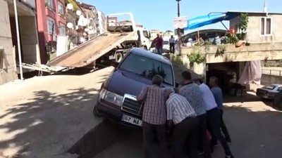  Karşı yönden gelen araca yol vermek isterken otomobiliyle yan yola düştü 