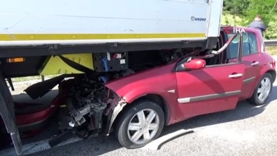  Otomobil tıra saplandı: 4 yaralı