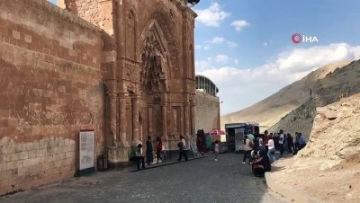  Tarihi İshak Paşa Sarayı'na turistlerden yoğun ilgi 