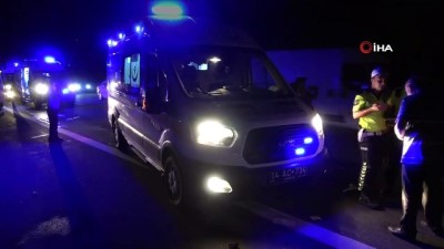 cenaze -  TEM Otoyolu’nda hafif ticari araç tankere çarptı: 2’si çocuk 6 yaralı Videosu