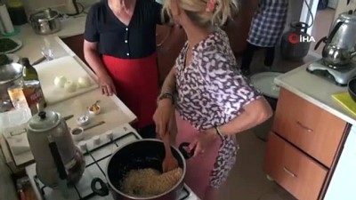 zeynep casalini -  Şarkıcı Zeynep Casalini Mudanyalı kadınlarla yemek yaptı  Videosu