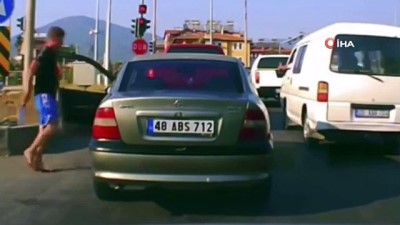 hatali sollama -  Satırlı saldırgan tartıştığı sürücünün üstüne böyle yürüdü  Videosu