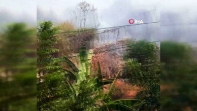  Yerleşim yerlerine yakın alanda çıkan yangın mahalleliyi sokağa döktü