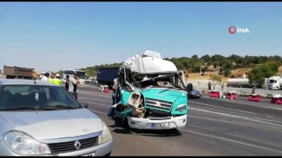  Yolcu minibüsü, hafriyat kamyonuna arkadan çarptı: 11 yaralı