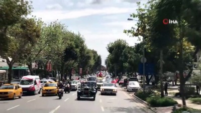  Bağdat Caddesi’nden Dolmabahçe’ye klasik araçlarla zafer konvoyu 