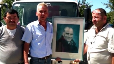  İşçiler çöpte buldukları Atatürk portresini muhtara hediye etti 
