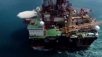 gemi trafigi - Petrol arama platformunun Boğaz'dan geçişi havadan görüntülendi - İSTANBUL  Videosu